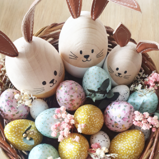 fabrication saisonnière Pâques lapin avec oeufs, papier de soie, fleurs séchées, 