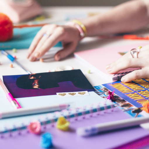 atelier jeunes curieux scrapbooking, collage, papier, customisation, stickers